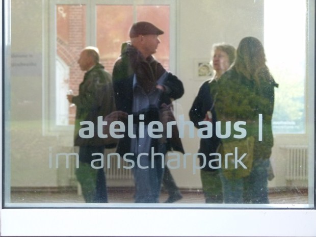 Gäste in unserer Ausstellung im Atelierhaus im Anscharpark (c) Frank Koebsch